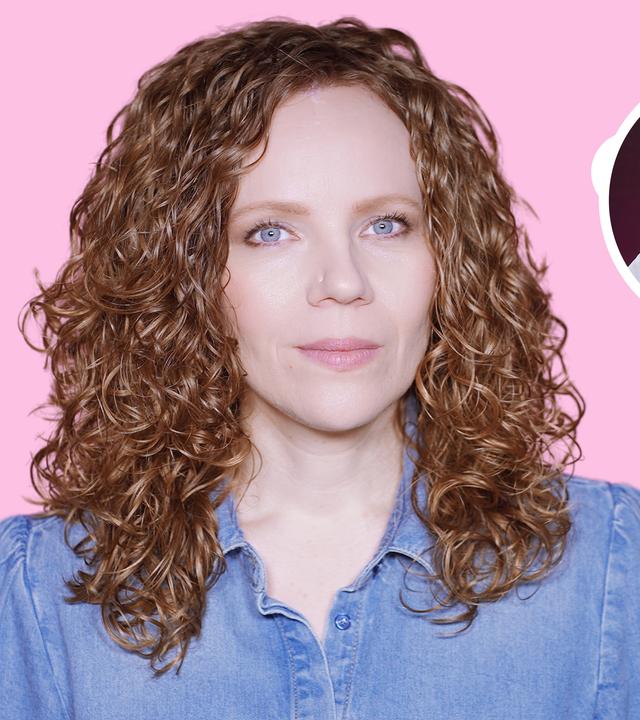 Sarah Bosetti vor rosafarbenem Hintergrund. Rechts neben ihr in drei Kreisen sind die Köpfe von Friedrich Merz, Julian Reichelt und Stefan Homburg abgebildet.