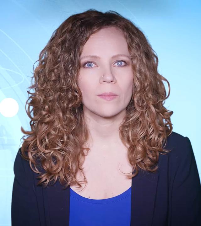 Sarah Bosetti befindet sich vor einem blauen Hintergrund in einem typischen Nachrichten-Design. Links von ihr in einer Blase ist Ariana Grande abgebildet.