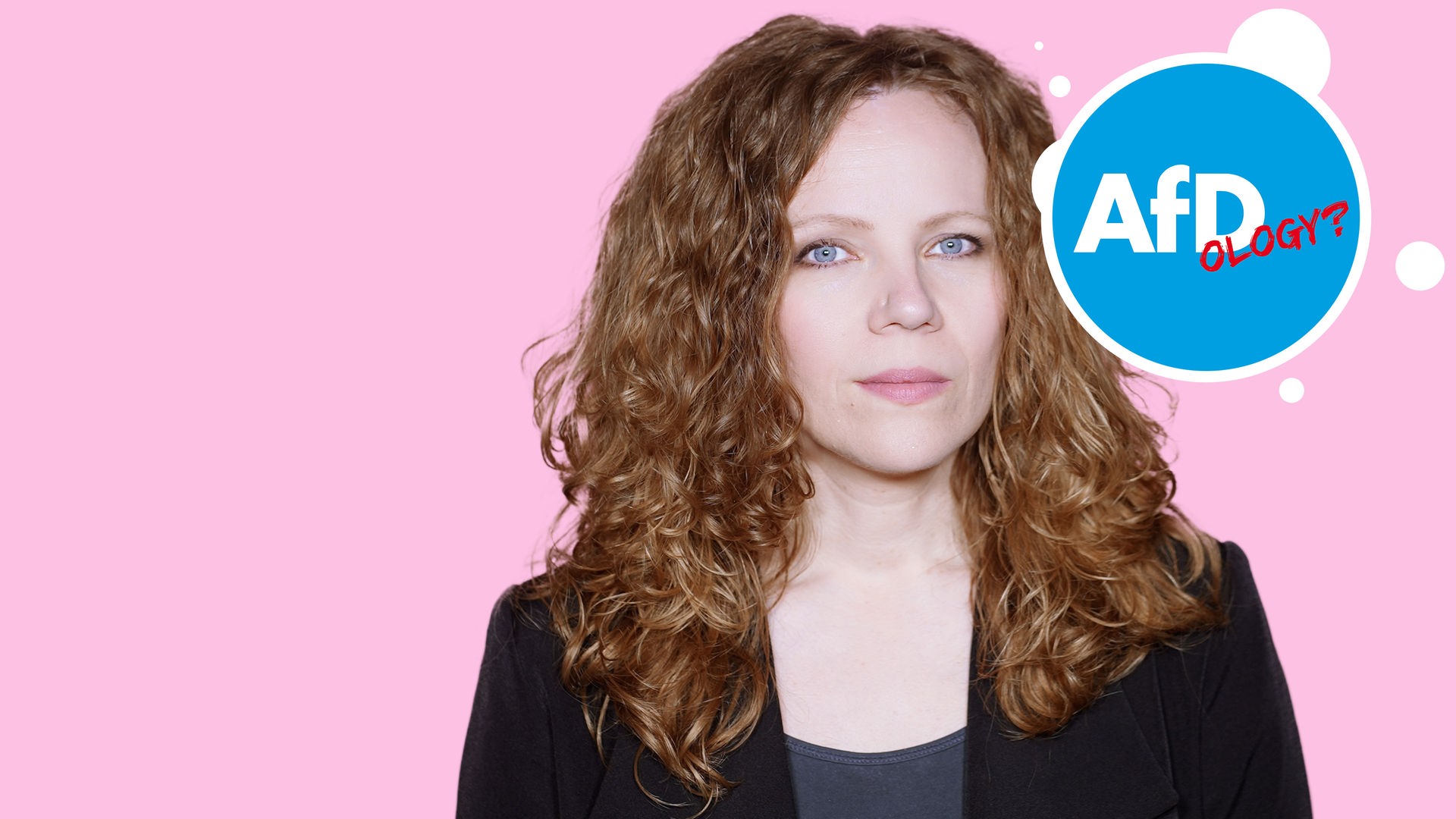 Sarah Bosetti befindet sich vor einem rosa Hintergrund. Rechts von ihr in einer Blase steht in großen weißen Buchstaben "AfD", daneben steht in kleinerer, roter Schrift "OLOGY?".