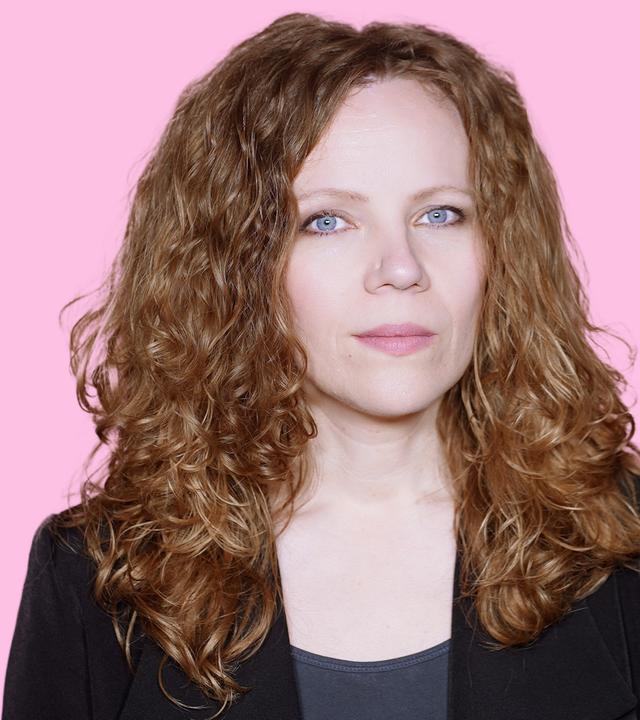 Sarah Bosetti befindet sich vor einem rosa Hintergrund. Rechts von ihr in einer Blase steht in großen weißen Buchstaben "AfD", daneben steht in kleinerer, roter Schrift "OLOGY?".