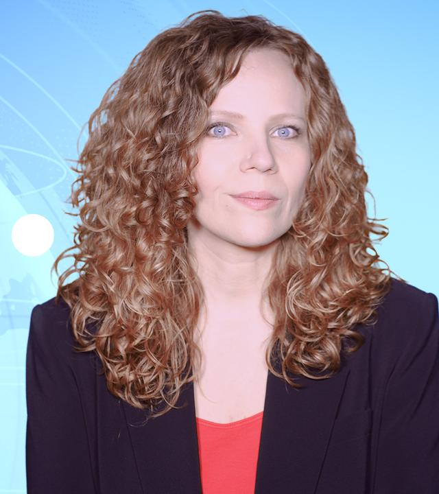 Sarah Bosetti befindet sich vor einem blauen Hintergrund in einem typischen Nachrichten-Design. Links von ihr in einer Blase ist Julia Klöckner abgebildet.