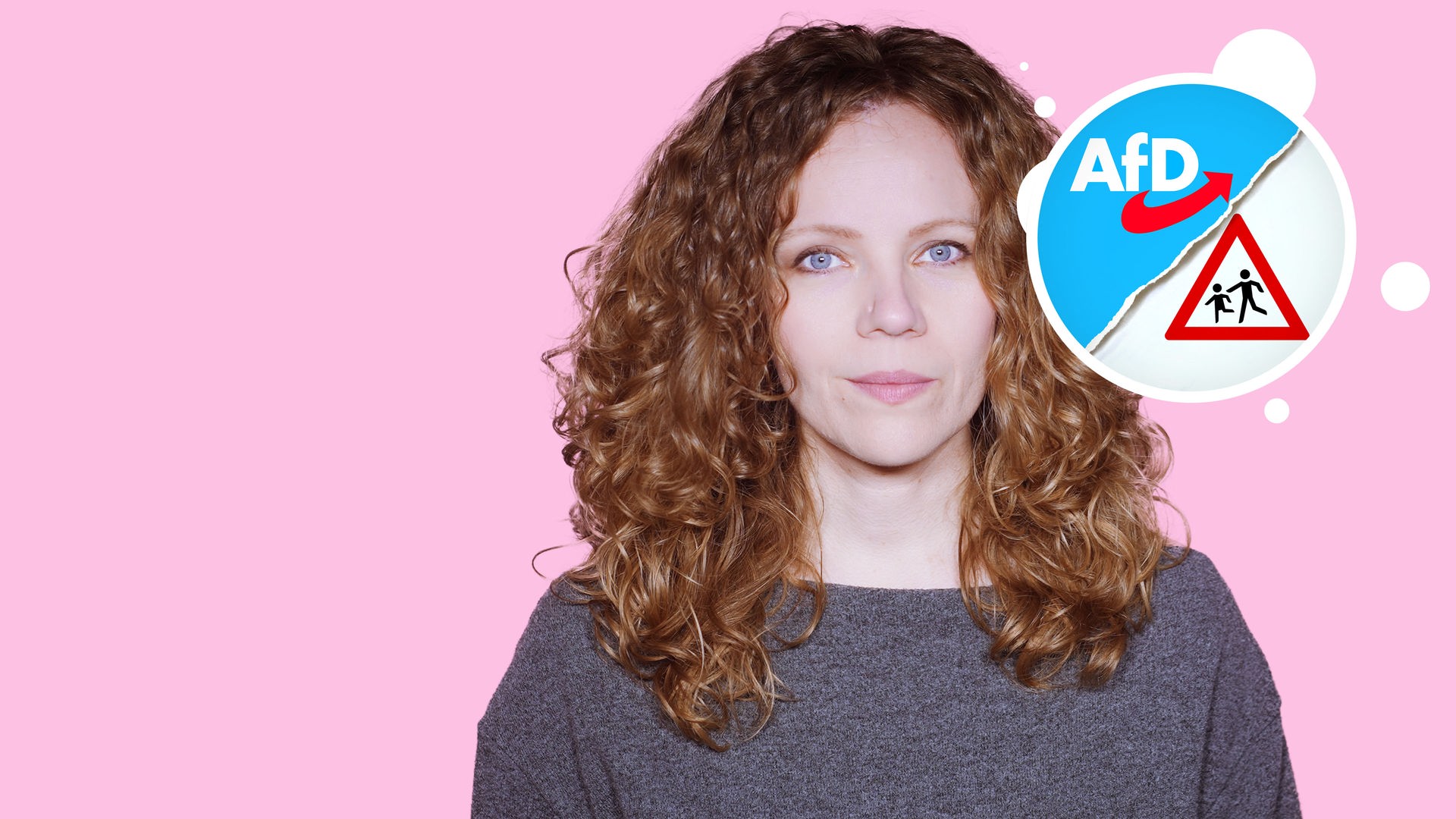 Sarah Bosetti befindet sich vor einem rosa Hintergrund. Rechts von ihr in einer Blase ist in der linken Hälfte das AfD-Logo zu sehen, in der rechten Hälfte das Verkehrsschild "Vorsicht, Kinder".
