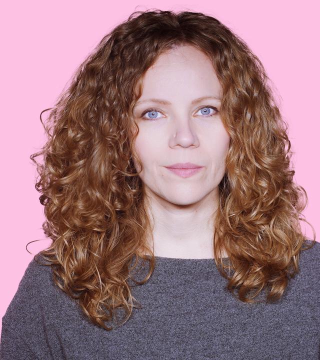 Sarah Bosetti befindet sich vor einem rosa Hintergrund. Rechts von ihr in einer Blase ist in der linken Hälfte das AfD-Logo zu sehen, in der rechten Hälfte das Verkehrsschild "Vorsicht, Kinder".