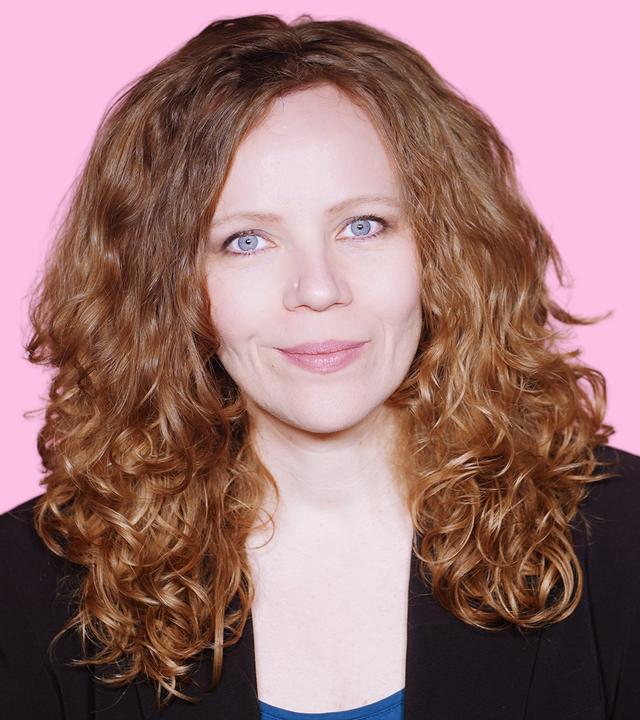 Sarah Bosetti befindet sich vor einem rosa Hintergrund. Rechts von ihr in einer Blase ist Bundesjustizministerin Stefanie Hubig abgebildet.