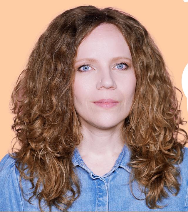 Sarah Bosetti befindet sich links im Bild. Rechts von ihr in einer Blase steht: "Gute Leute, die gute Sachen machen".