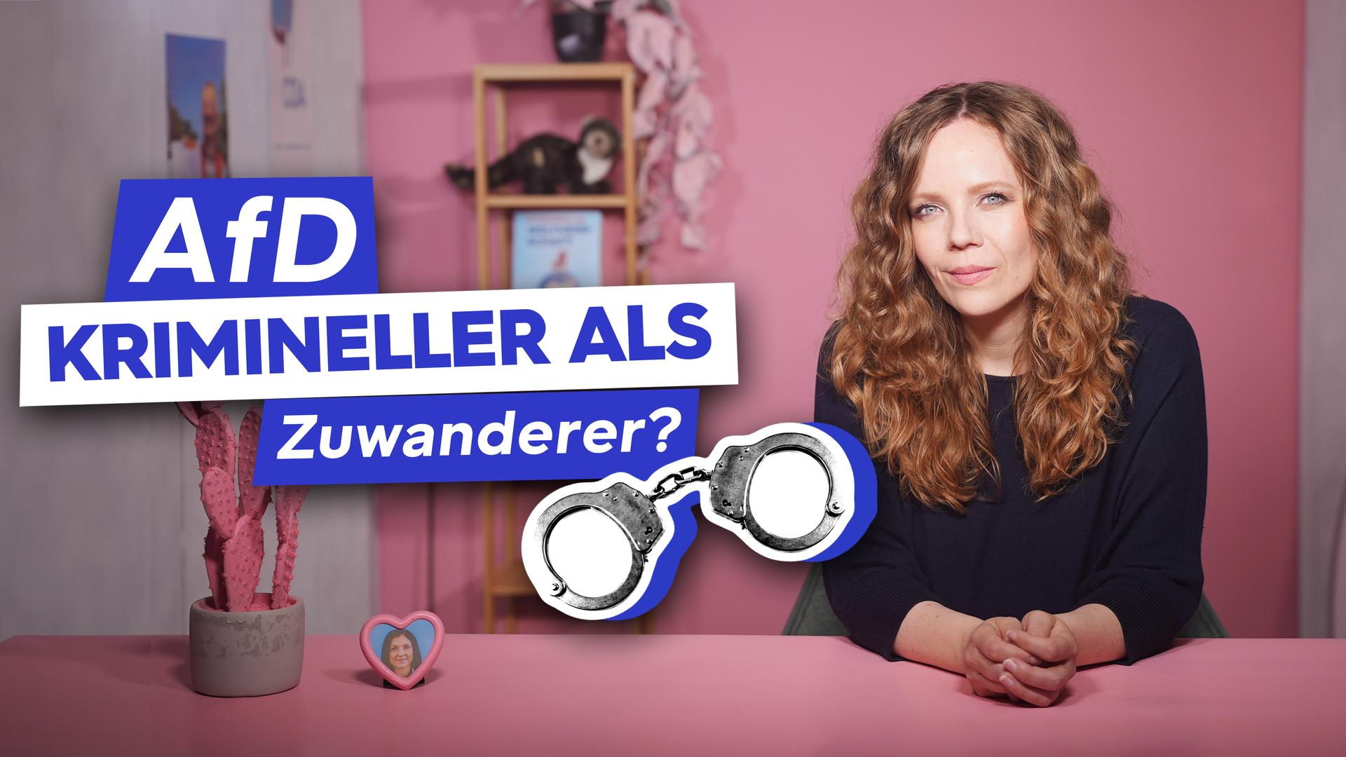 Sarah Bosetti sitzt rechts im Bild an einem rosa Tisch vor einem rosa Hintergrund. Links im Bild ist der Schriftzug "AfD KRIMINELLER ALS Zuwanderer?" zu sehen.