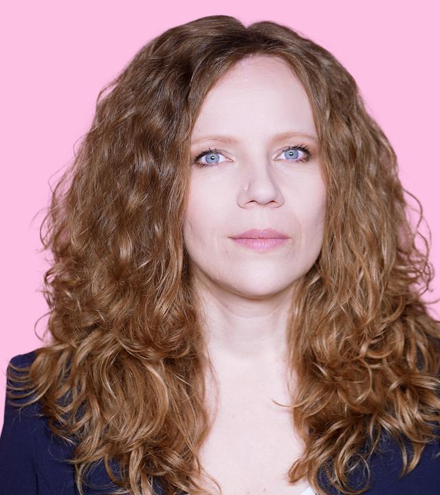 Sarah Bosetti befindet sich vor einem rosa Hintergrund. Rechts von ihr in einer Blase ist Alexander Dobrindt an einem Rednerpult zu sehen.
