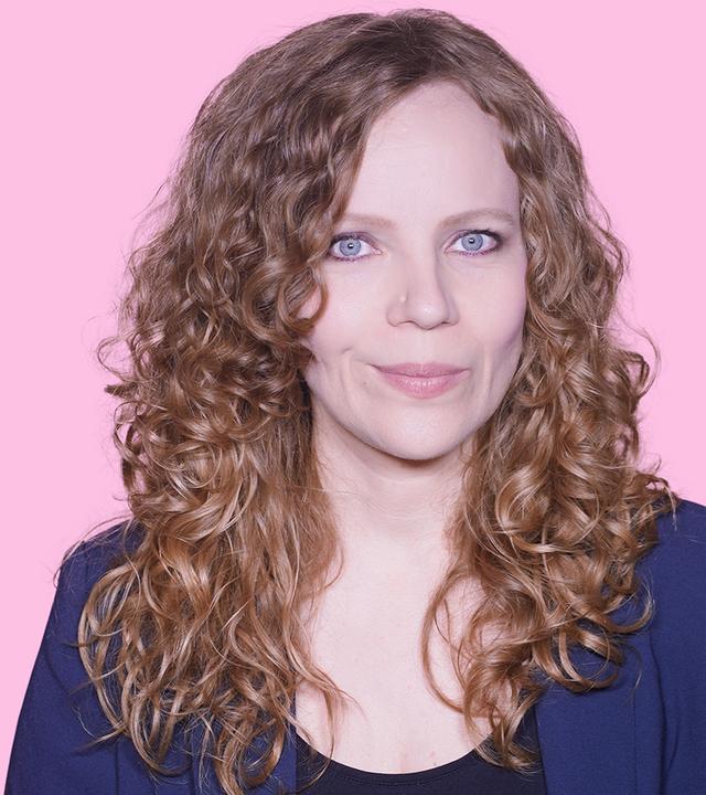 Sarah Bosetti befindet sich vor einem rosa Hintergrund. Rechts von ihr in einer Blase ist Charlie Kirk abgebildet.