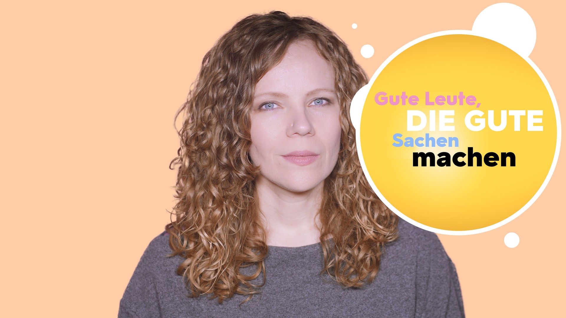 Sarah Bosetti befindet sich links im Bild. Rechts von ihr in einer Blase steht: "Gute Leute, die gute Sachen machen".