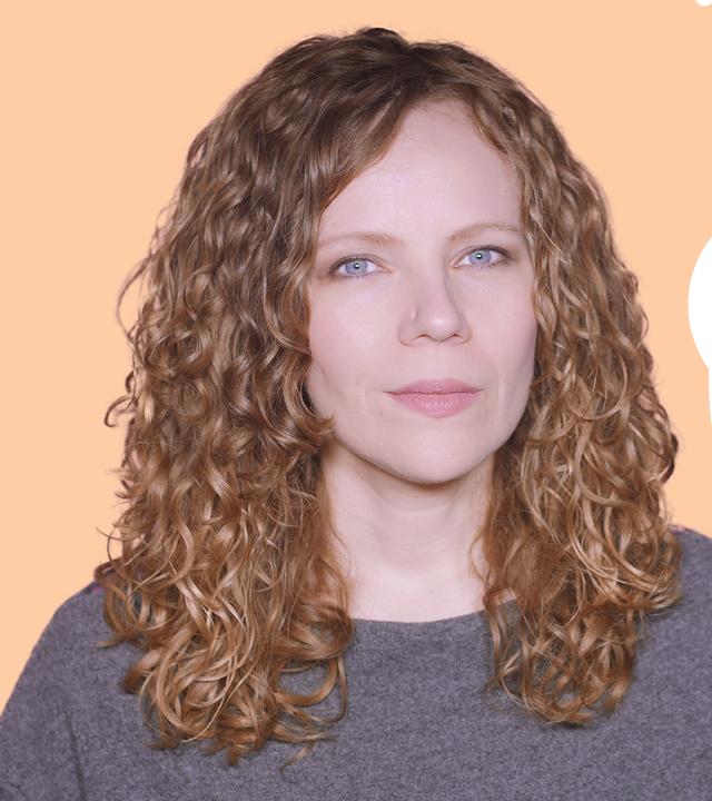 Sarah Bosetti befindet sich links im Bild. Rechts von ihr in einer Blase steht: "Gute Leute, die gute Sachen machen".