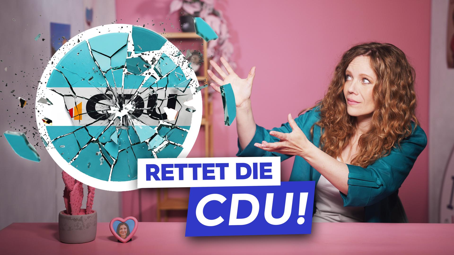 Sarah Bosetti sitzt rechts im Bild an einem rosa Tisch vor einem rosa Hintergrund. Links ist das Logo der CDU hinter zerbrochenem Glas zu sehen. Darunter steht "Rettet die CDU!"