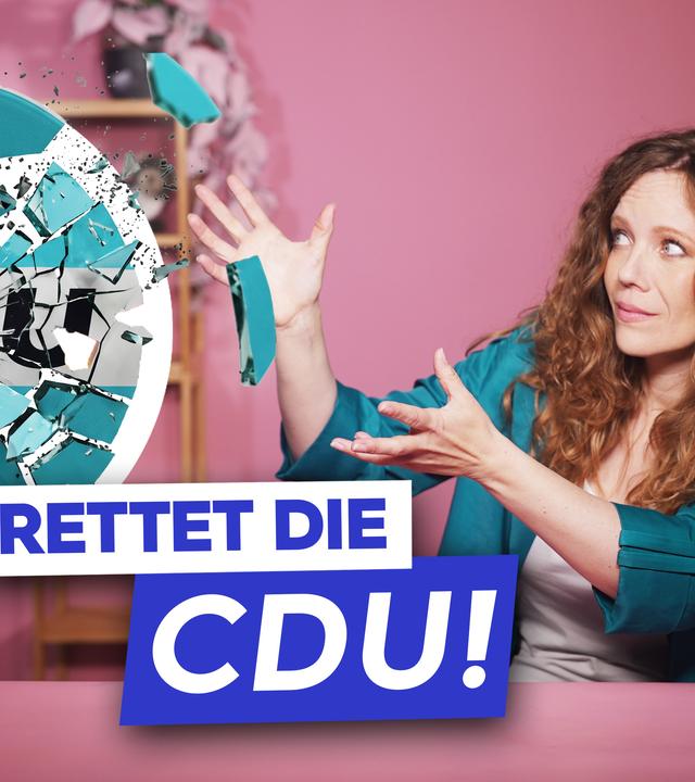 Sarah Bosetti sitzt rechts im Bild an einem rosa Tisch vor einem rosa Hintergrund. Links ist das Logo der CDU hinter zerbrochenem Glas zu sehen. Darunter steht "Rettet die CDU!"