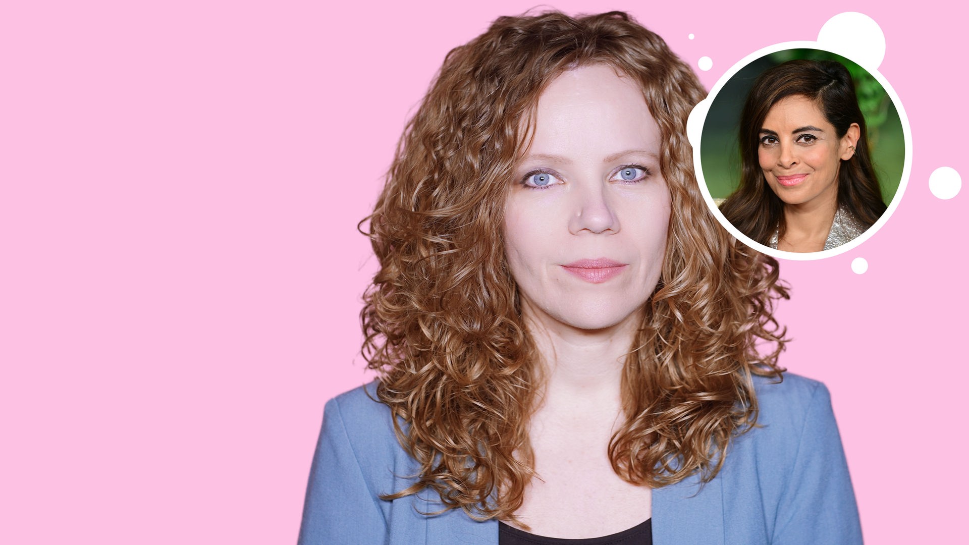 Sarah Bosetti befindet sich vor einem rosa Hintergrund. Rechts von ihr in einer Blase ist Collien Fernandes abgebildet.