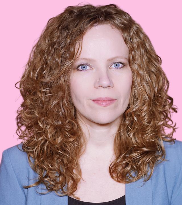 Sarah Bosetti befindet sich vor einem rosa Hintergrund. Rechts von ihr in einer Blase ist Collien Fernandes abgebildet.