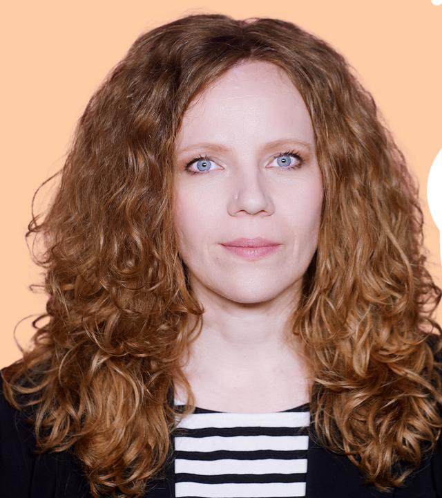 Sarah Bosetti befindet sich links im Bild. Rechts von ihr in einer Blase steht: "Gute Leute, die gute Sachen machen".