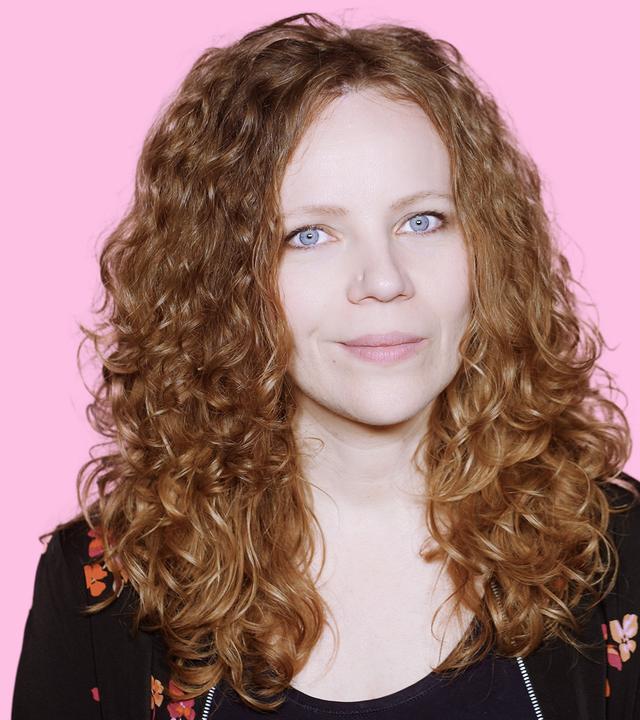 Sarah Bosetti befindet sich vor einem rosa Hintergrund. Rechts von ihr in einer Blase ist Peter Thiel zu sehen, der in der rechten Hand mehrere Geldscheine nach oben hält.
