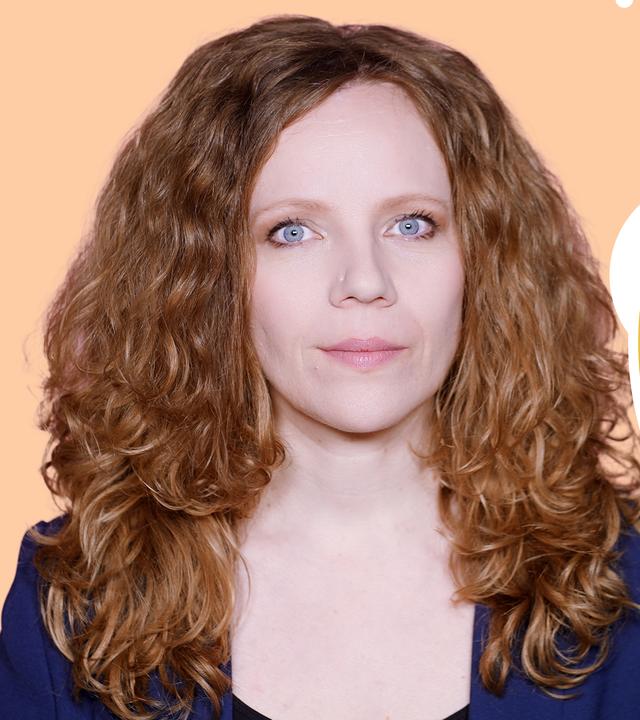 Sarah Bosetti befindet sich links im Bild. Rechts von ihr in einer Blase steht: "Gute Leute, die gute Sachen machen".