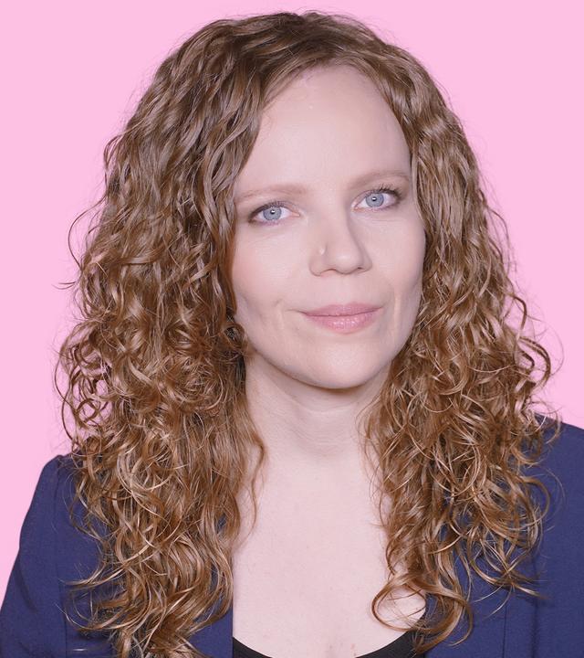 Sarah Bosetti befindet sich vor einem rosa Hintergrund. Rechts von ihr in einer Blase ist Friedrich Merz abgebildet.