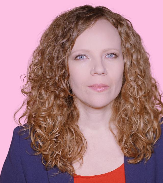 Sarah Bosetti befindet sich vor einem rosa Hintergrund. Rechts von ihr in einer Blase ist Friedrich Merz abgebildet.
