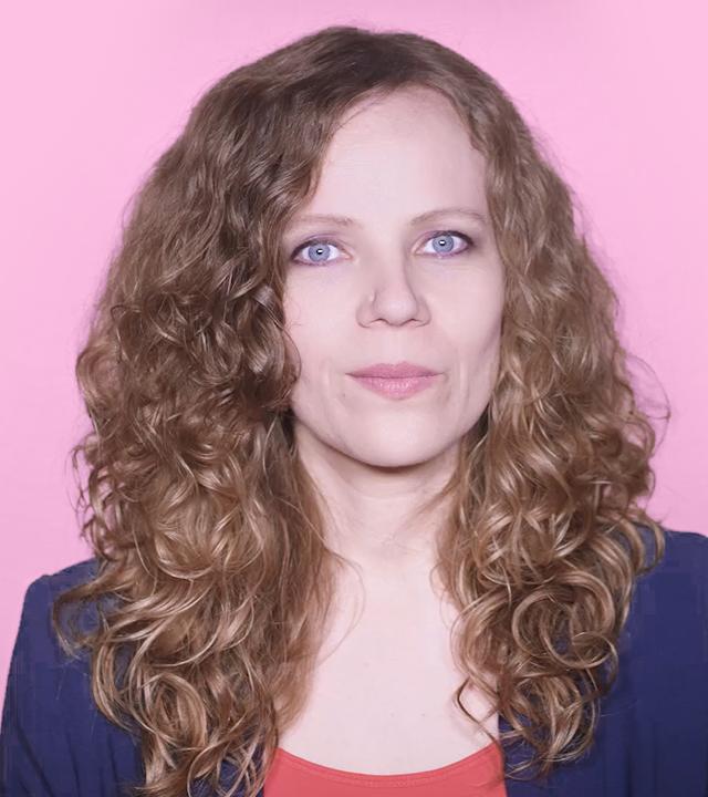 Sarah Bosetti befindet sich vor einem rosa Hintergrund. Rechts von ihr in einer Blase ist Robert Habeck abgebildet.