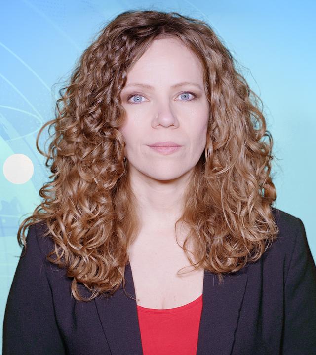 Sarah Bosetti befindet sich vor einem blauen Hintergrund in einem typischen Nachrichten-Design. Links von ihr in einer Blase ist Donald Trump abgebildet.