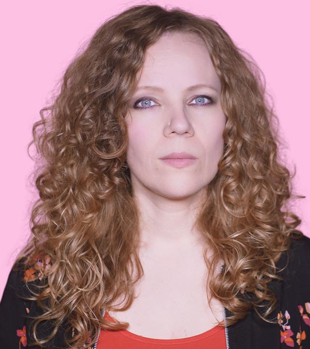 Sarah Bosetti befindet sich vor einem rosa Hintergrund. Rechts von ihr in einer Blase ist der Rapper Chefket abgebildet.