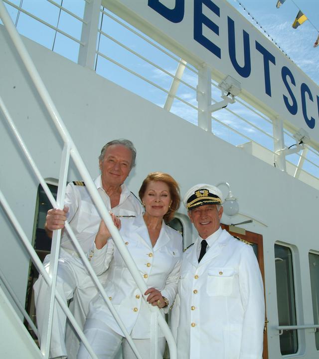 "Das Traumschiff: Botswana": Dr. Horst Schröder (Horst Naumann), Beatrice (Heide Keller) und Kapitän Paulsen (Siegfried Rauch) an Bord der "MS Deutschland".