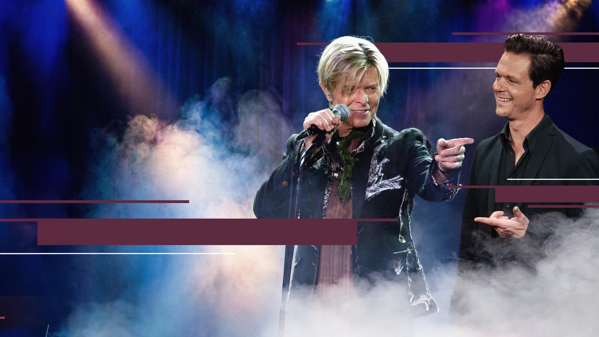 Jo Schück betrachtet ein Bild des Musikers David Bowie