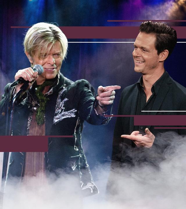 Jo Schück betrachtet ein Bild des Musikers David Bowie