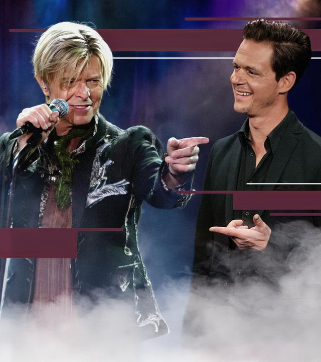 Jo Schück betrachtet ein Bild des Musikers David Bowie