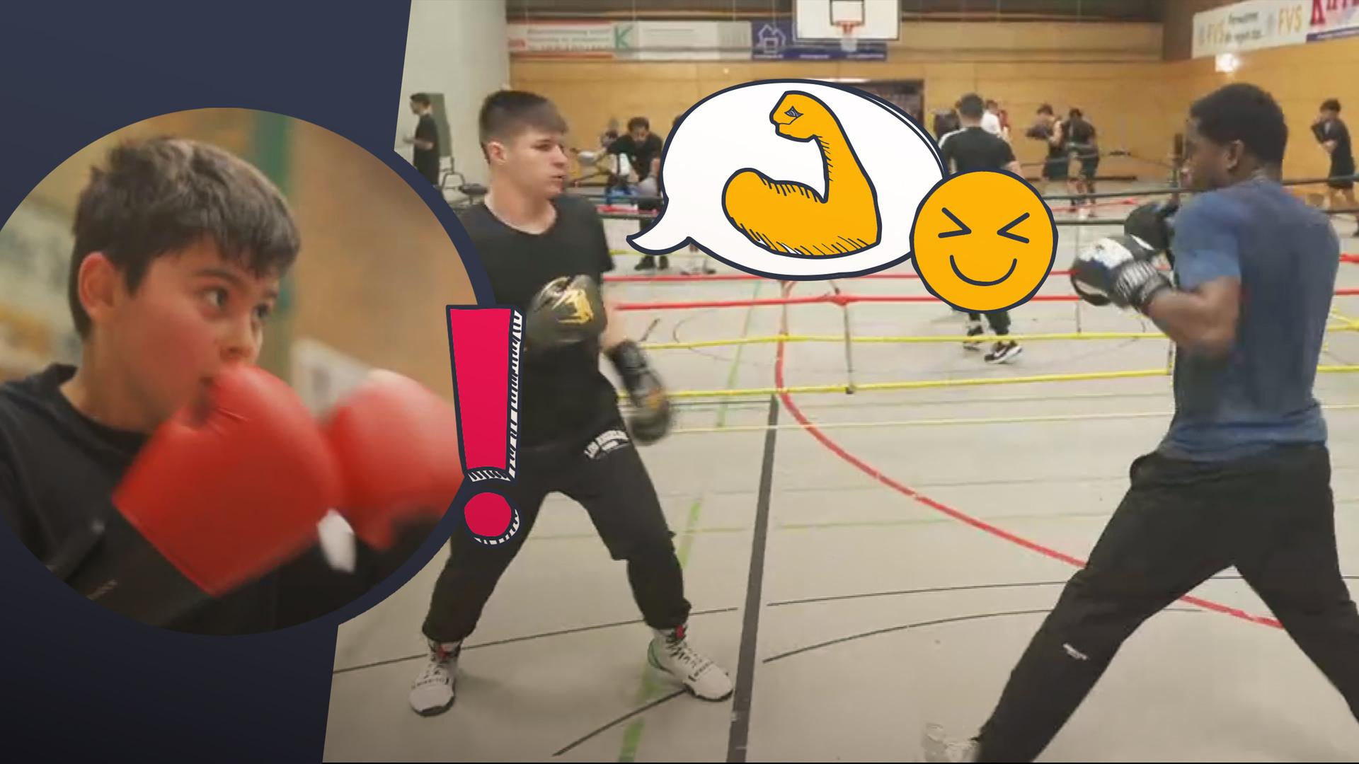 Jungs, die sich gegenseitig in einer Halle boxen.