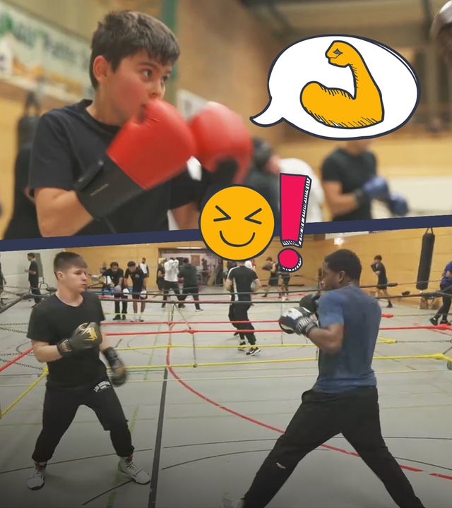 Jungs, die sich gegenseitig in einer Halle boxen.