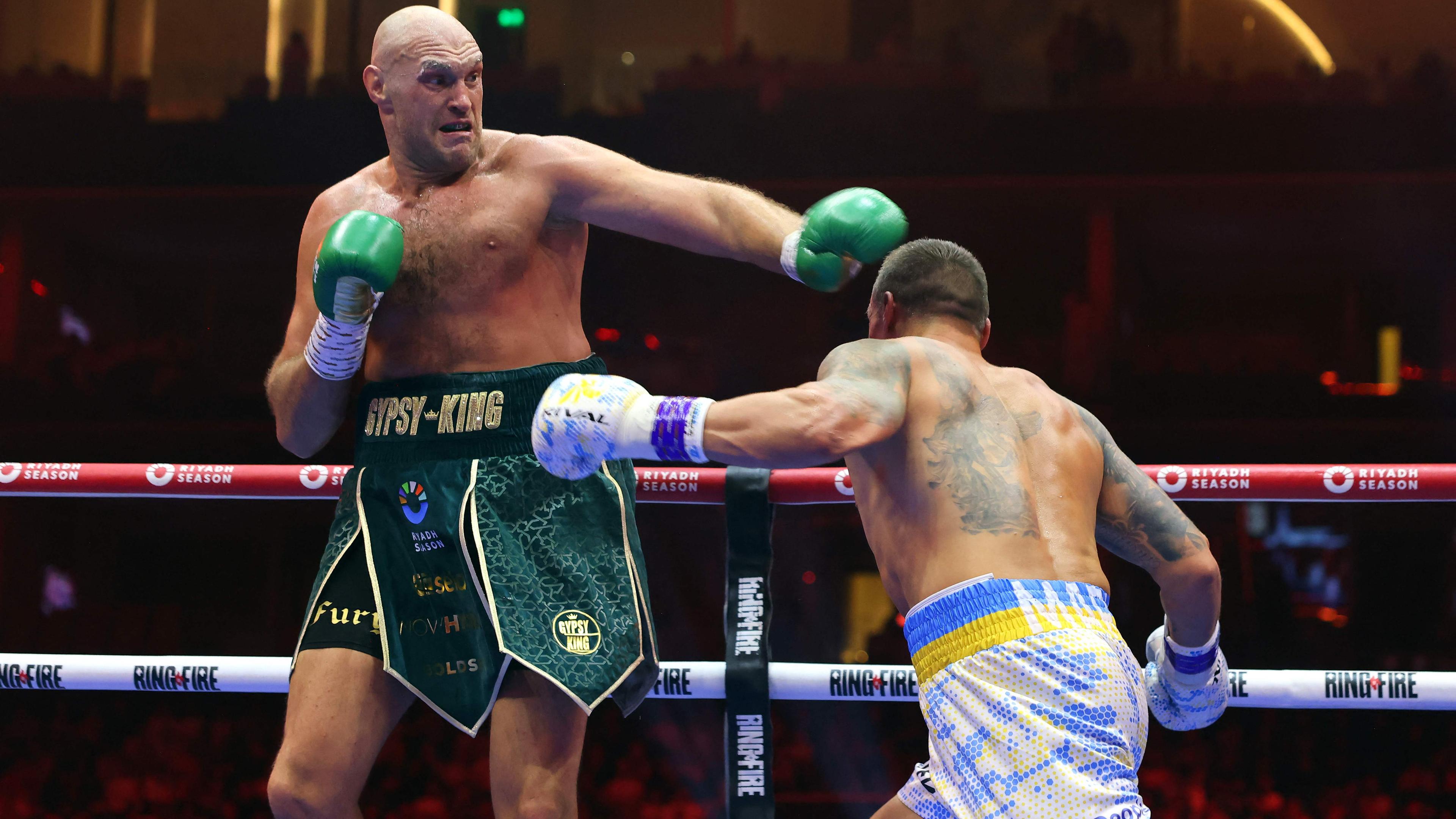 Der Ukrainer Oleksandr Usyk kämpft gegen den Briten Tyson Fury während eines Box-Weltmeisterschaftskampfs im Schwergewicht in der Kingdom Arena in Riad, Saudi-Arabien