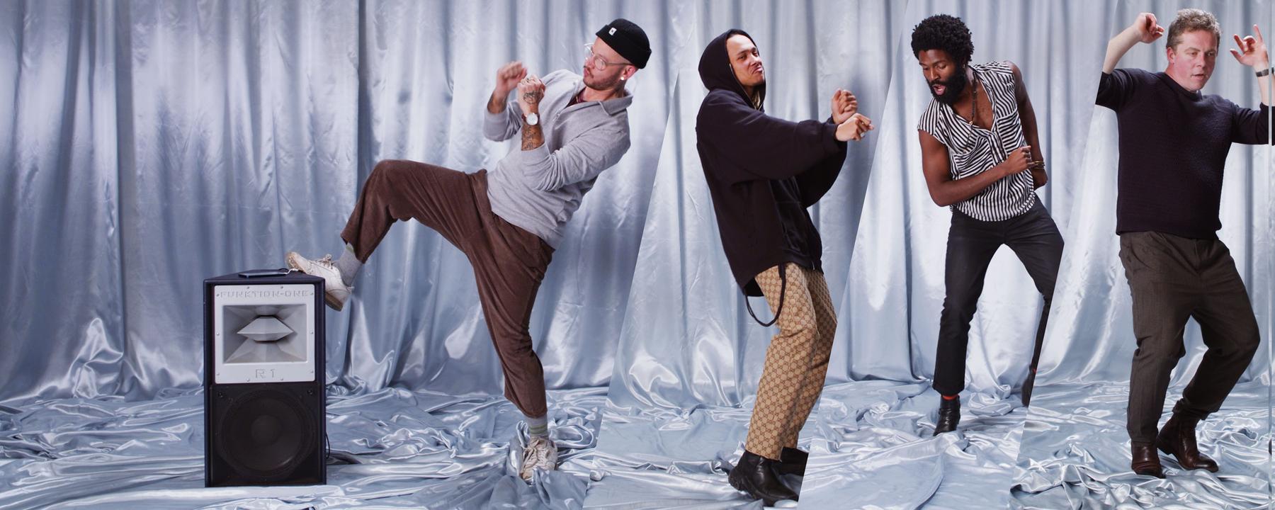 "BOYS": Collage von vier jungen Männern, die in einem mit silberfarbenem Stoff ausgekleideten Raum tanzen. 