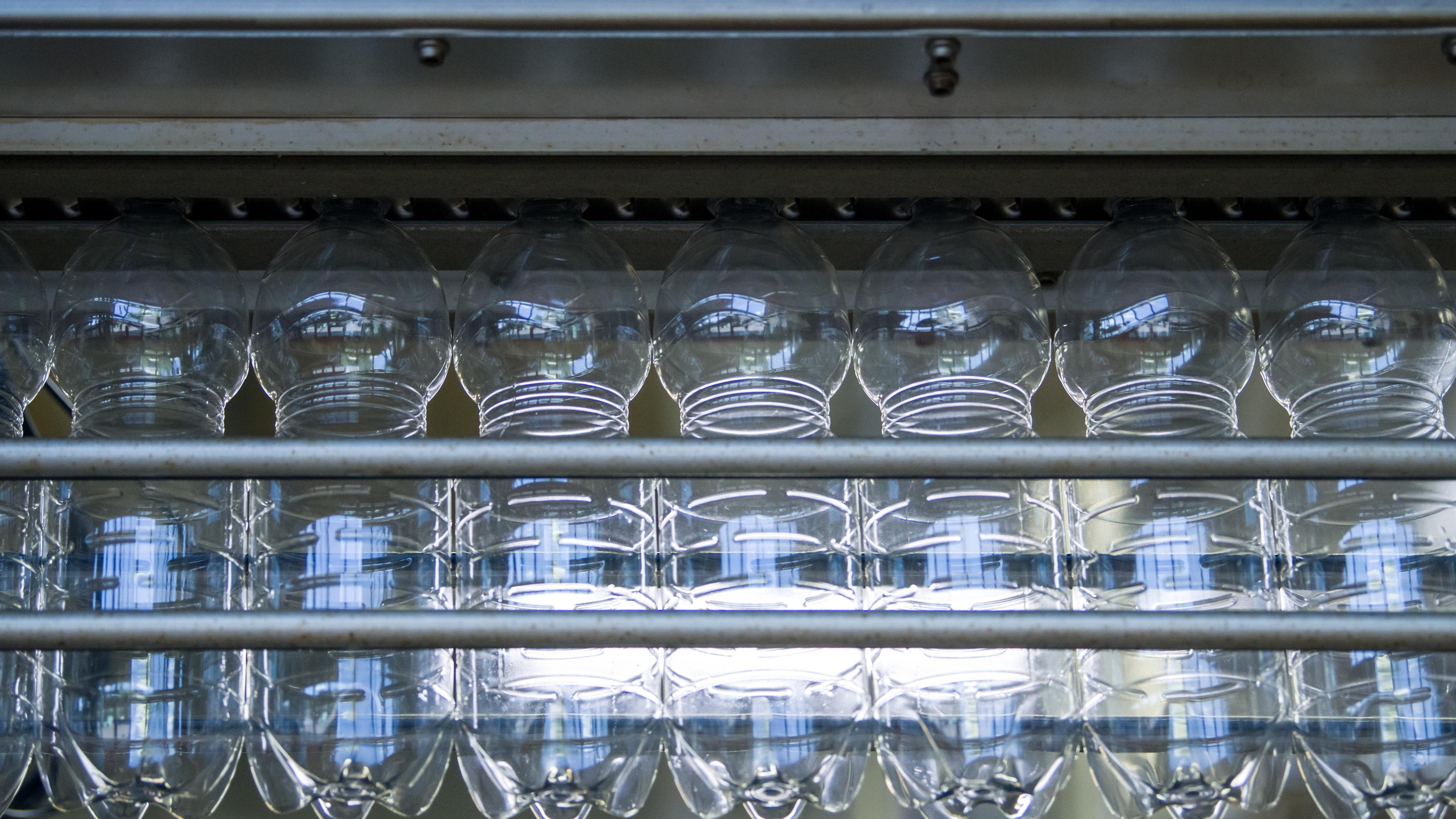 Unbefüllte Plastikflaschen befinden sich in der Produktion eines Getränkeherstellers.