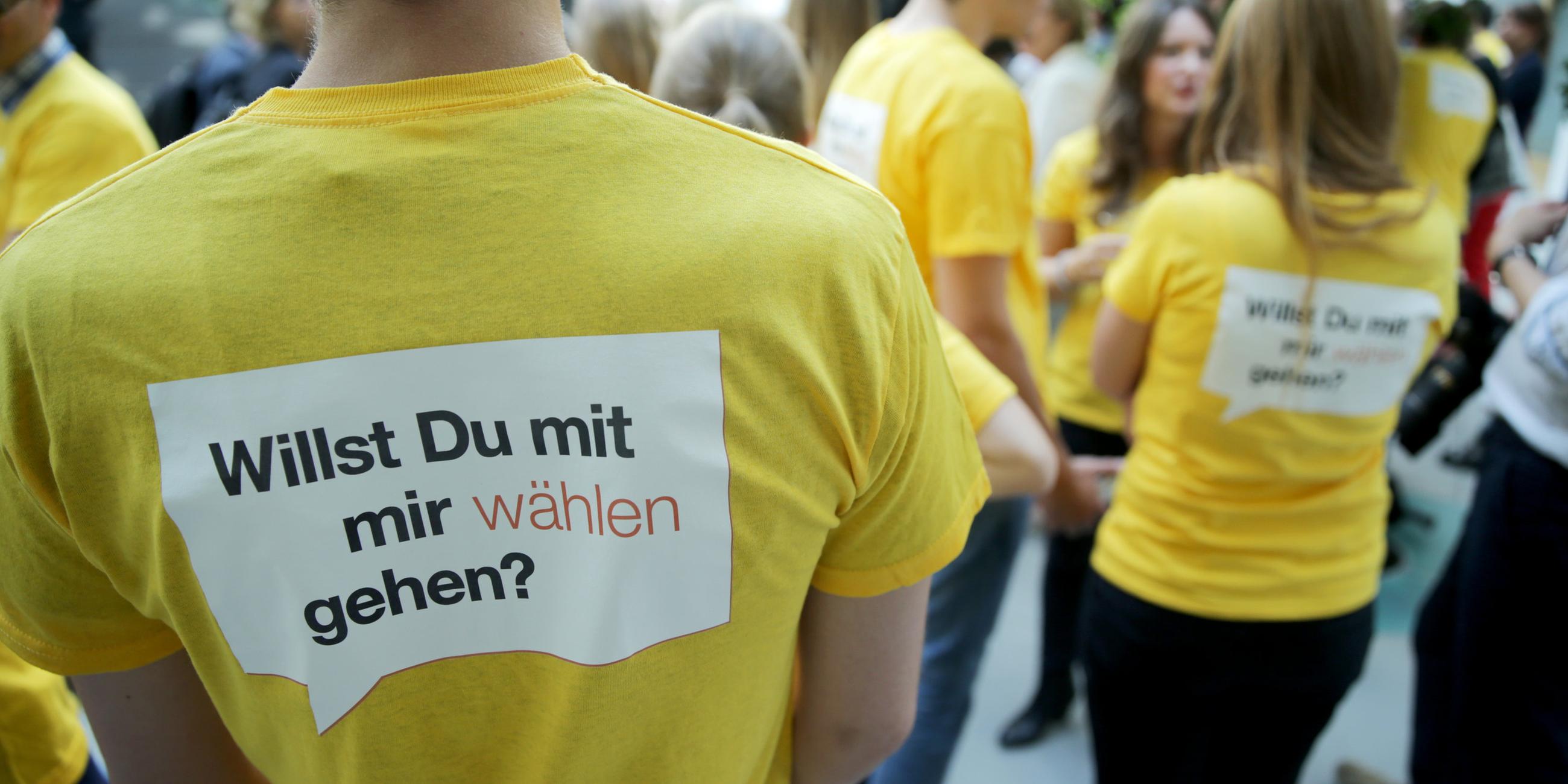 "Willst Du mit mir wählen gehen" steht auf den T-Shirts der Jugendredakteure der Bundeszentrale für Politische Bildung
