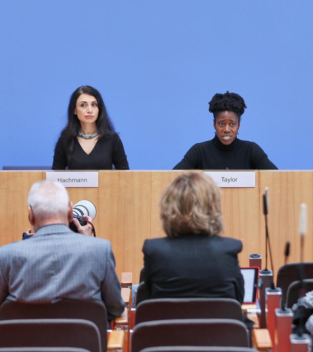 Vier Frauen sitzen vor der blauen Wand in der Bundespressekonferenz.