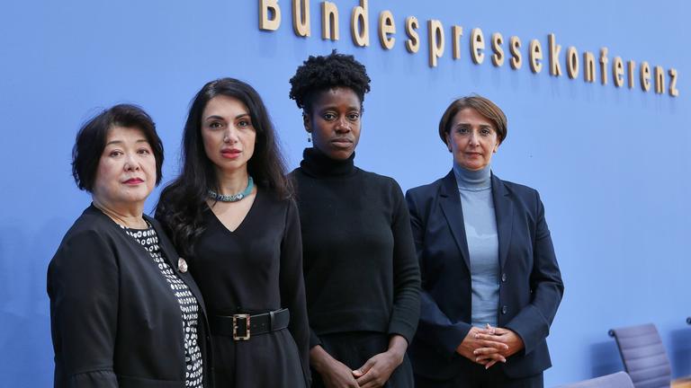 Vier Vetreterinnen von Migranten-Verbänden stehen vor der blauen Wand der Bundespressekonferenz.