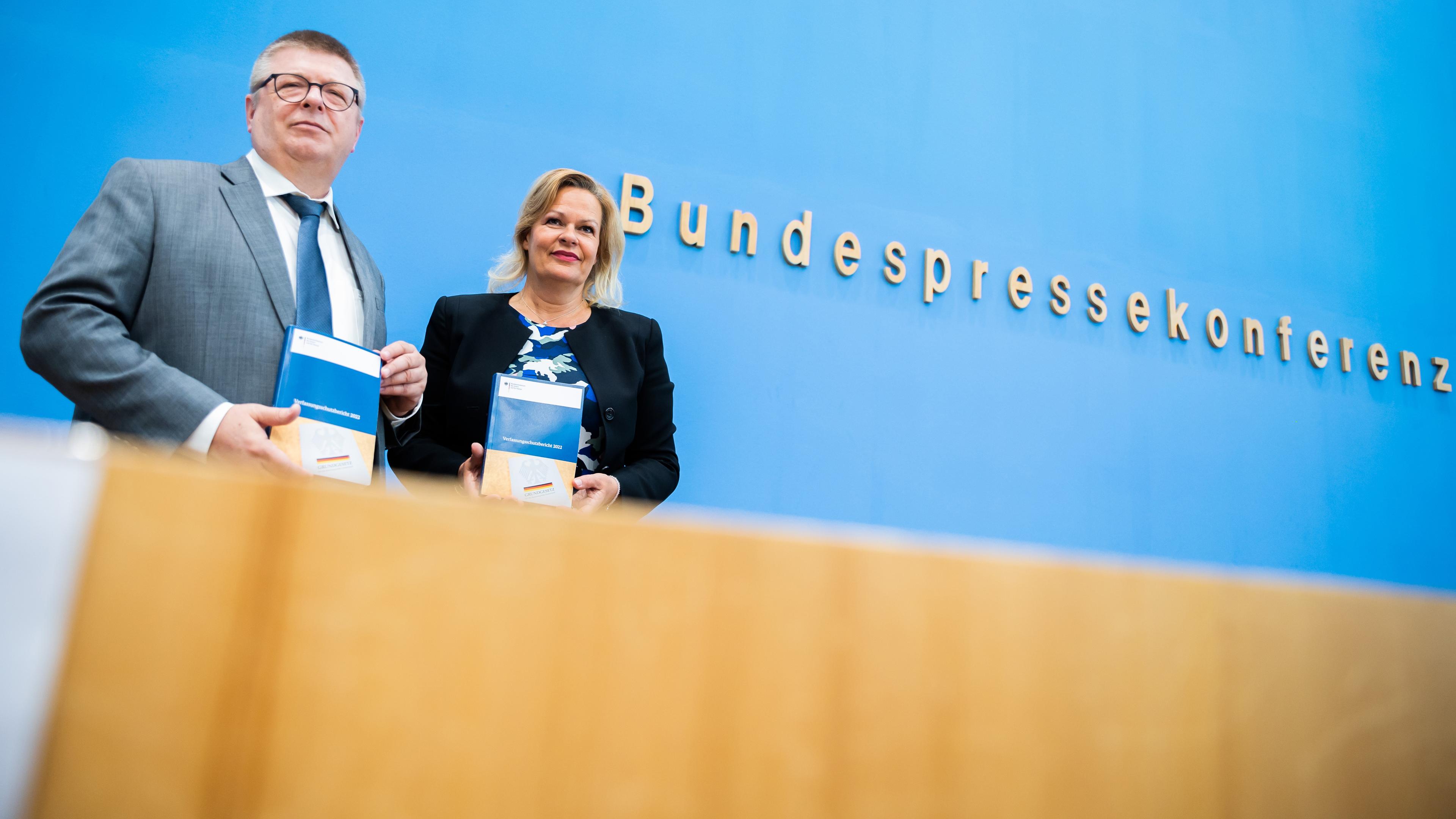 Thomas Haldenwang und Nancy Faeser (SPD) bei der Vorstellung des Verfassungsschutzberichts 2022 am 20.06.2023