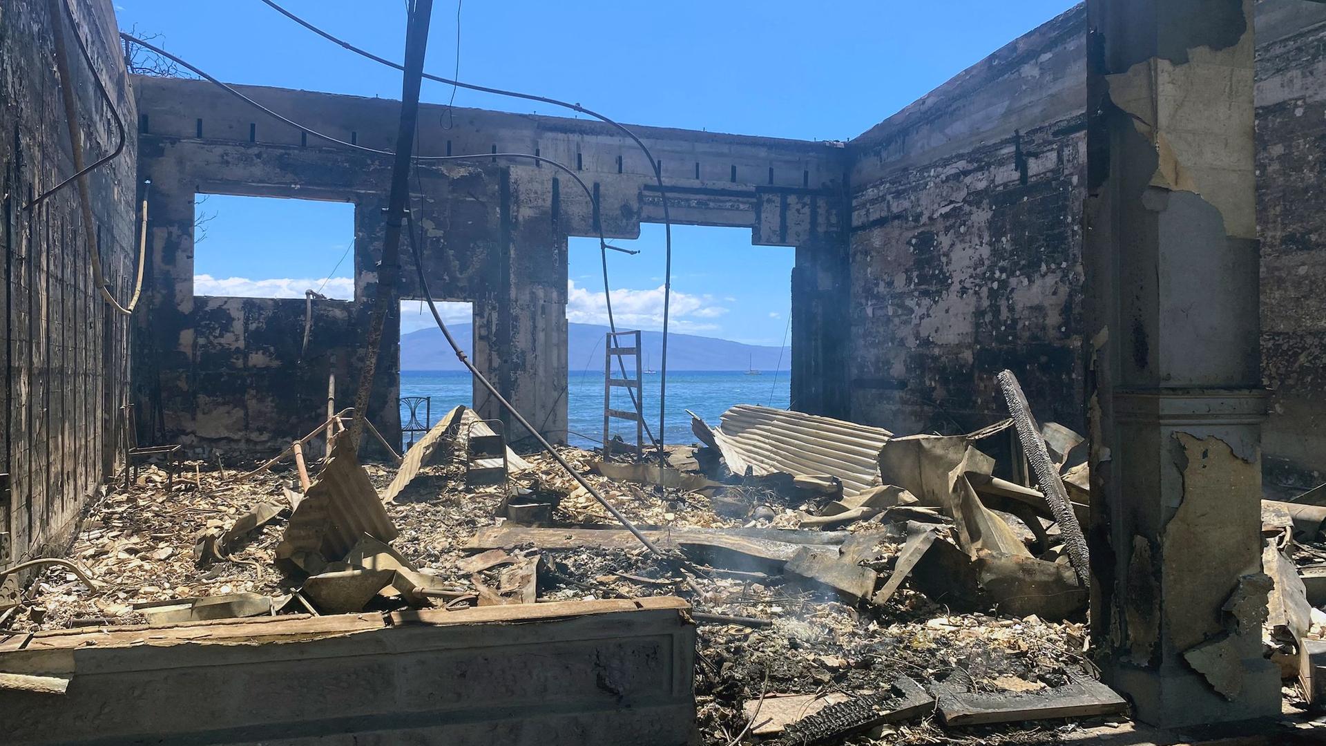 Ein zerstörtes Gebäude ist nach einem Waldbrand in Lahaina im Westen von Maui, Hawaii, am 11. August 2023 zu sehen