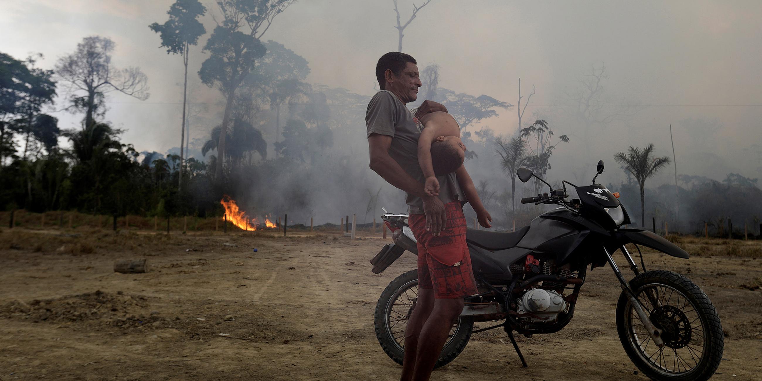 Anwohner umgeben von den Bränden im Amazonasgebiet am 27.07.2019 nah Porto Velho, Brasilien
