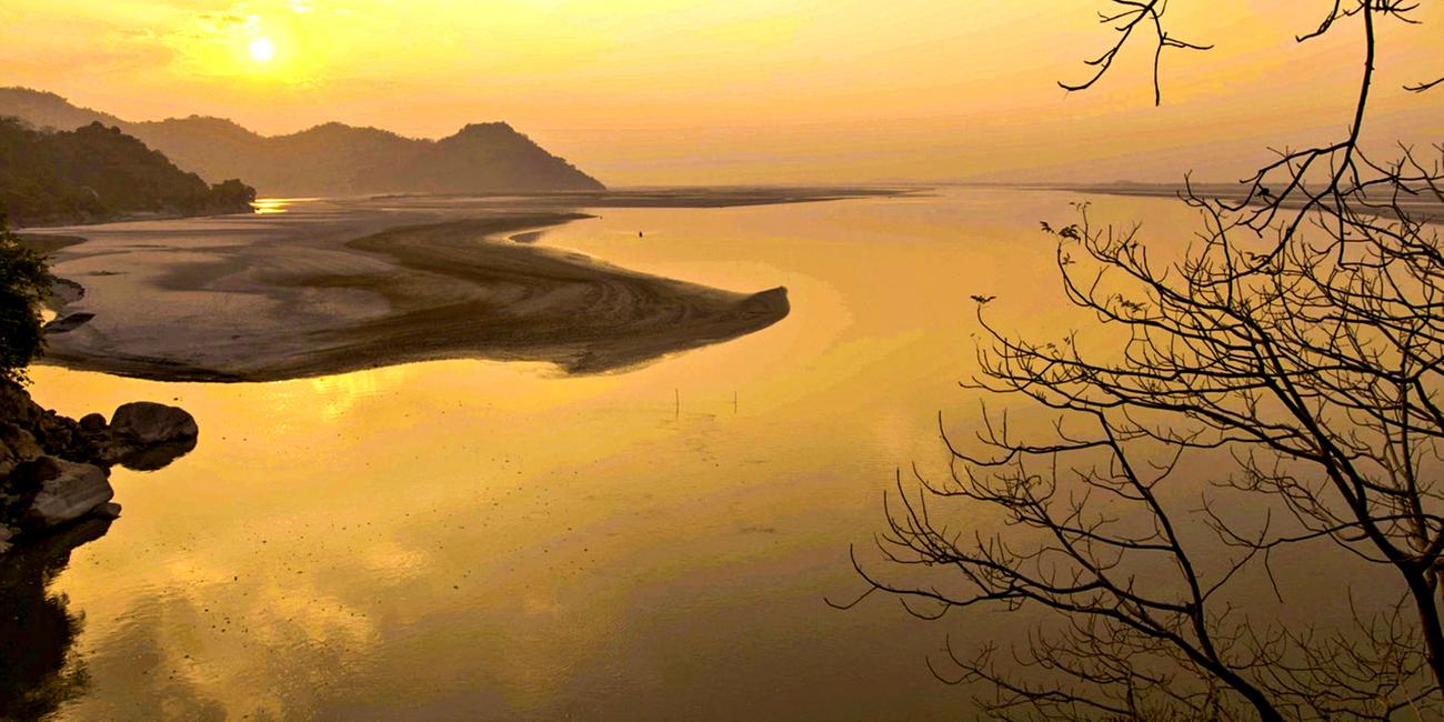 Stilles Gewässer im Abendlicht