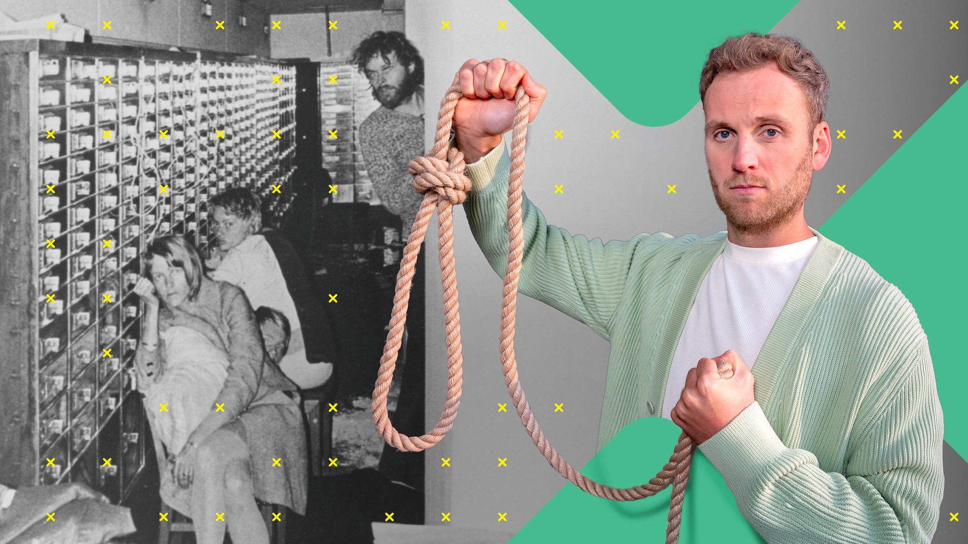 Dr. Leon Windscheid steht vor einer historischen Schwarz-Weiß-Aufnahme, die mehrere sitzende Menschen zeigt. Er hält in der rechten Hand ein Stück Seil mit einer Schlinge und blickt dabei ernst in die Kamera