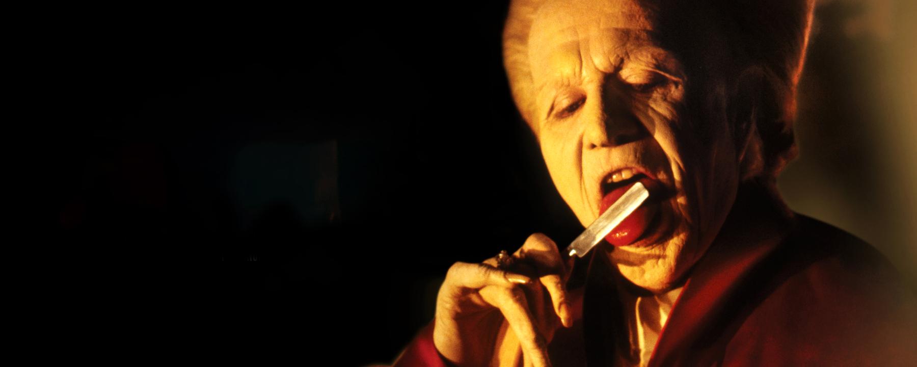 "Bram Stoker's Dracula": Dracula (Gary Oldman) leckt ein Rasiermesser ab.