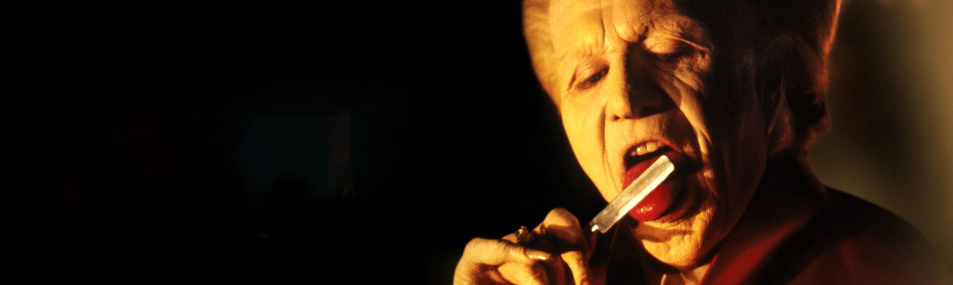 "Bram Stoker's Dracula": Dracula (Gary Oldman) leckt ein Rasiermesser ab.