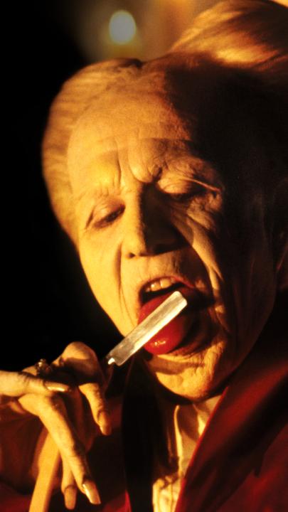 "Bram Stoker's Dracula": Dracula (Gary Oldman) leckt ein Rasiermesser ab.