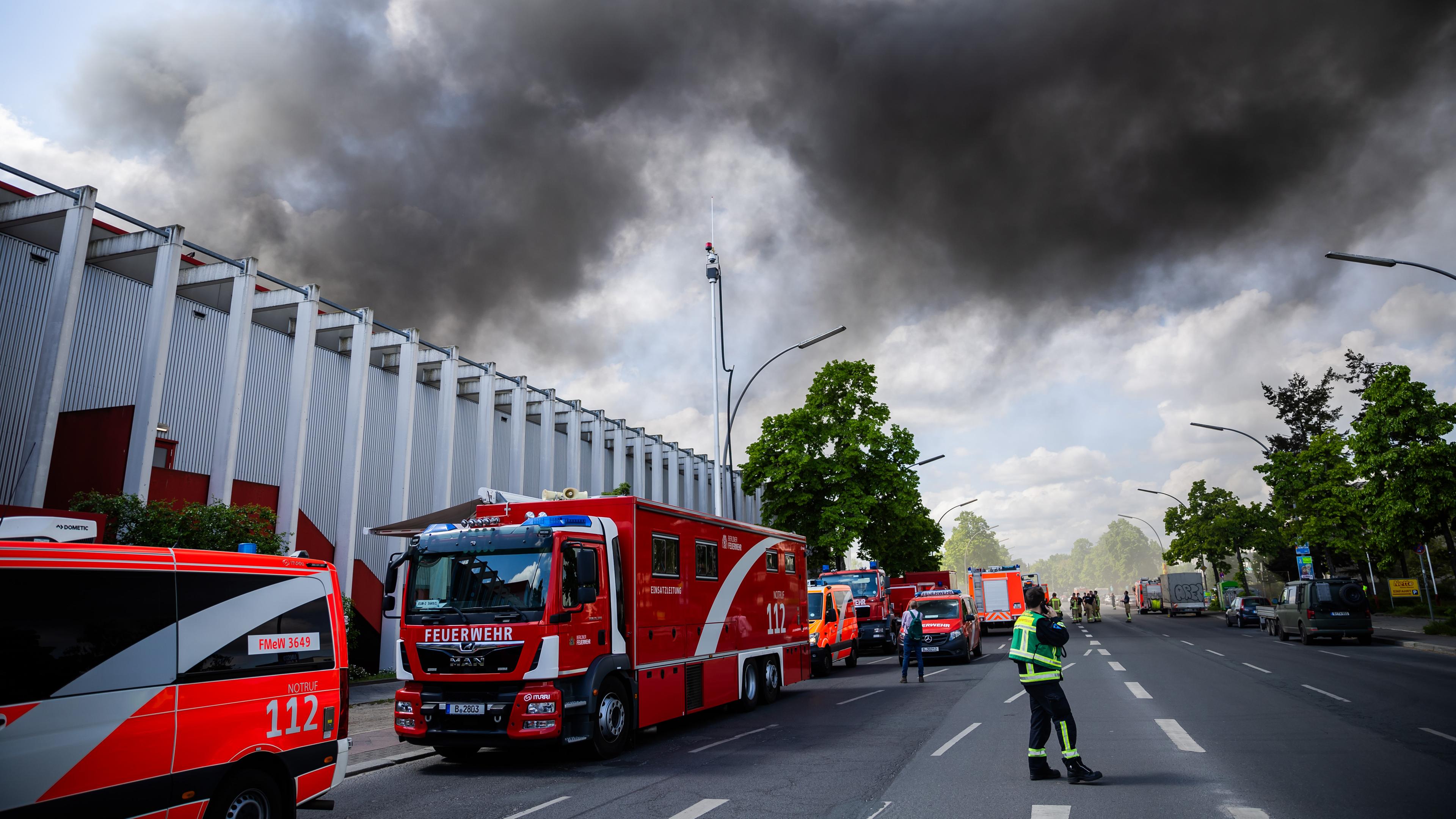 Kräfte der Berliner Feuerwehr sind in Berlin-Lichterfelde bei einem Brand im Einsatz am 03.05.2024.