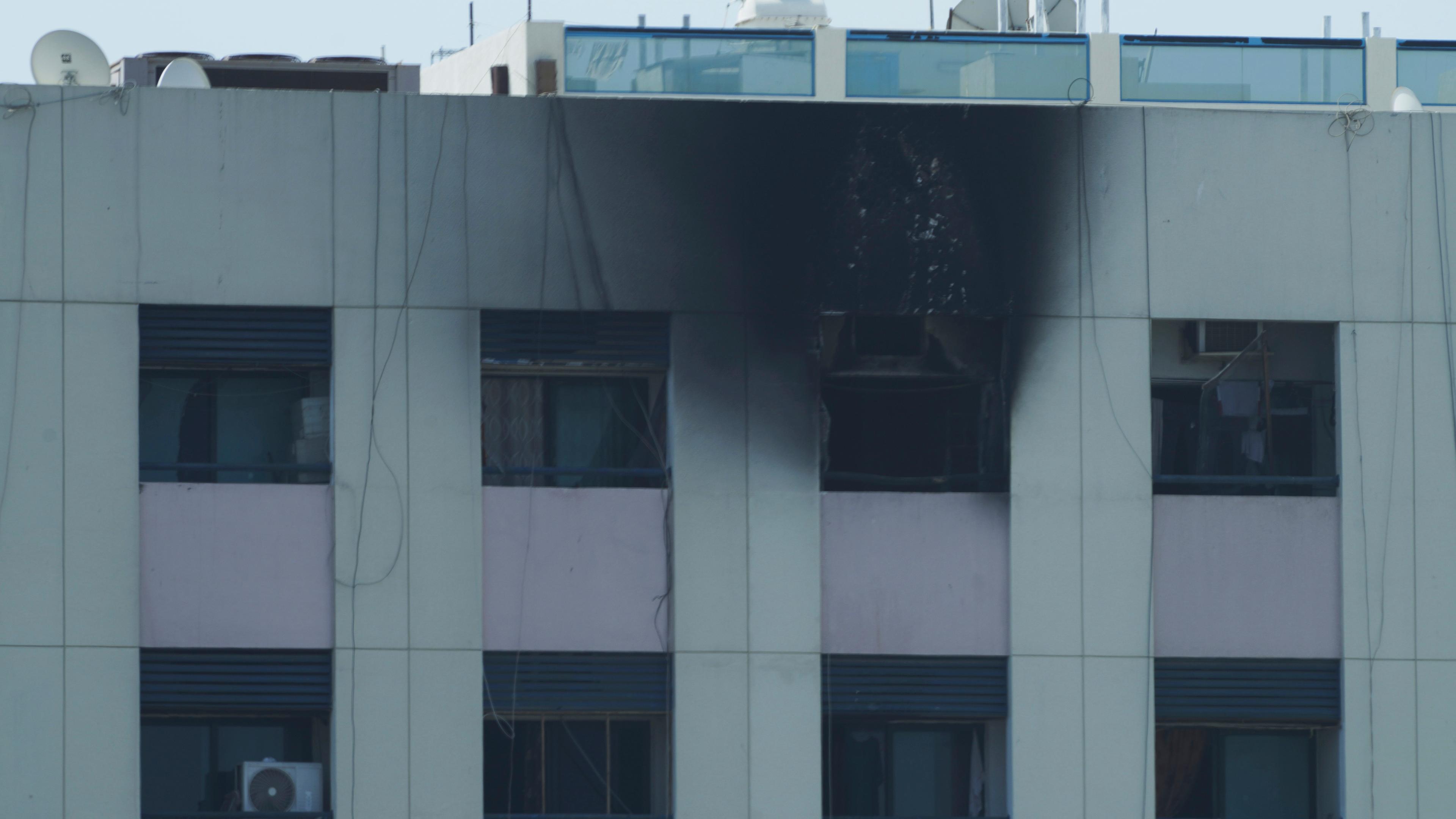 Ruß-Rückstände des Brandes in einem Dubaier Wohnhaus über dem Fenster