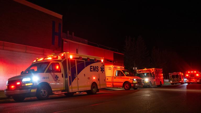 18.10.2026, Kanada, Wainwright: Rettungskräfte und Militärangehörige versammeln sich im Wainwright Health Centre, wo verletzte Soldaten nach einem Brand auf dem Stützpunkt der kanadischen Streitkräfte bei von Wainwright, Alberta, versorgt werden.