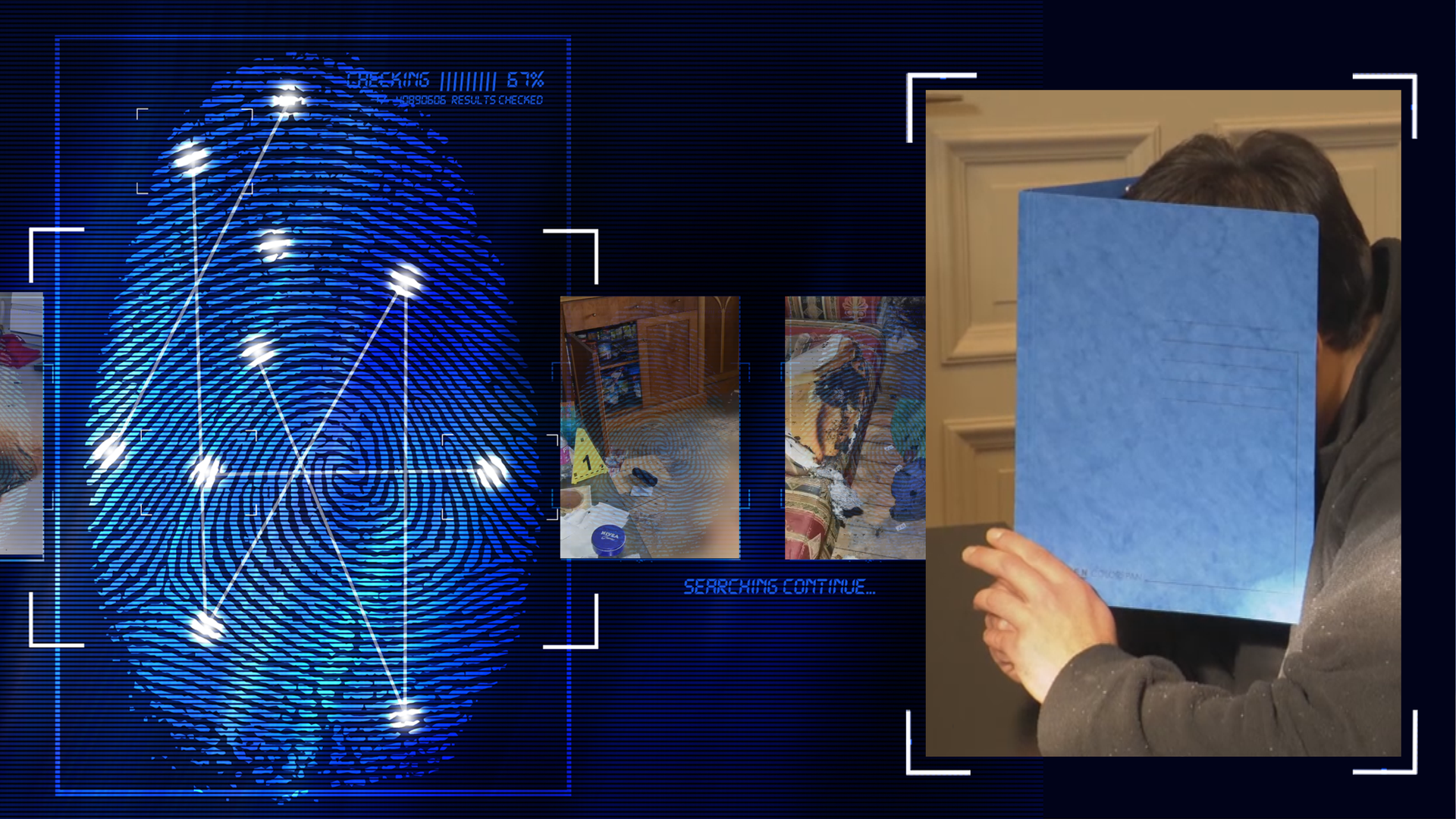Ein Mann hält einen blauen DIN-A4-Aktenordner in beiden Händen, der sein Gesicht verdeckt. Er sitzt an einem Tisch. An der Wand im Hintergrund ist eine Holzvertäfelung zu erkennen. Links daneben: Lichtschematische Darstellung eines Fingerabdrucks.